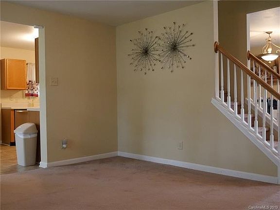 3rd image of 2614 Meadow Knoll Dr