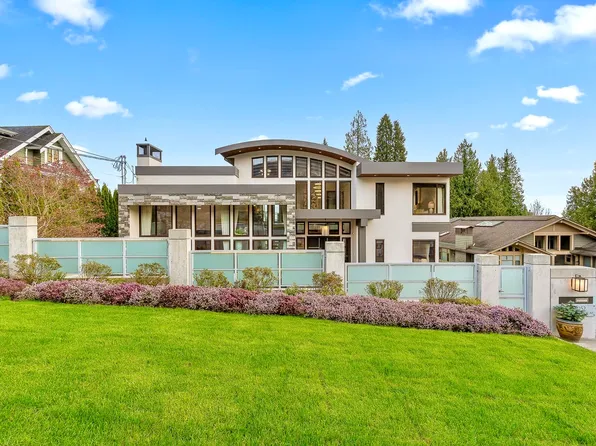 2052 Inglewood Ave, West Vancouver, BC V7V 1Z4