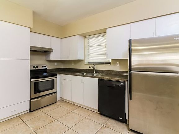 4th image of 960 NW 181st St