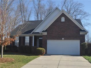 32 Bluff Ridge Ct, Greensboro, NC 27455