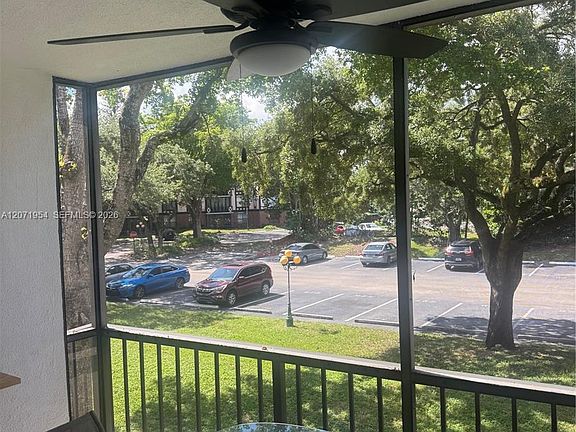 4th image of 3740 Inverrary Dr APT 2Q