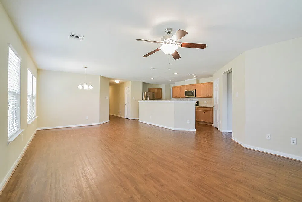 3 bed, 2.0 bath, 1659 sqft, $2,155 — Photo 2