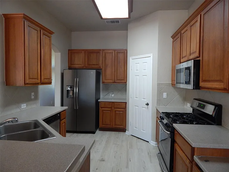 601 Abbeyglen Castle Dr — Photo 9