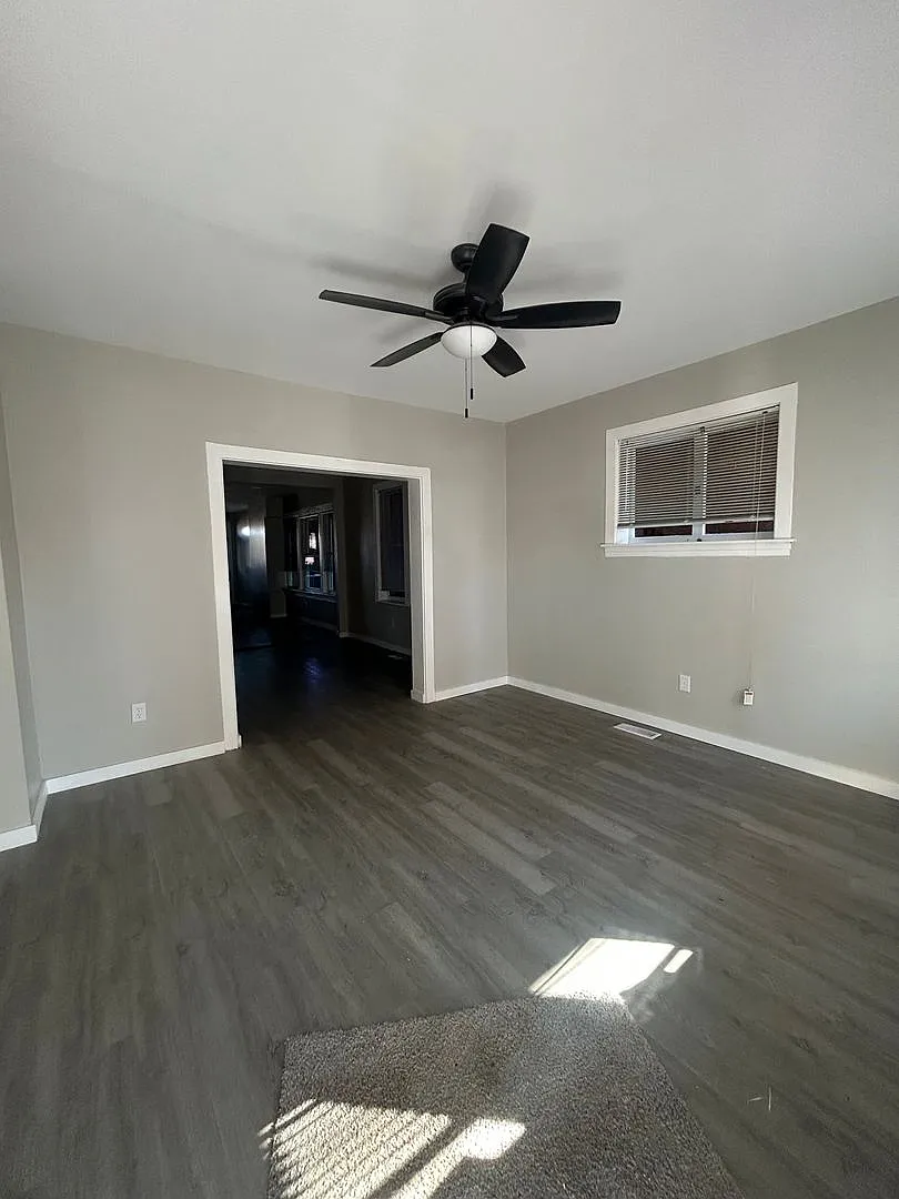 Beautiful 3 Bedroom Home in Harrisburg! — Photo 3