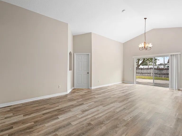 1911 Colonial Woods Blvd — Photo 5