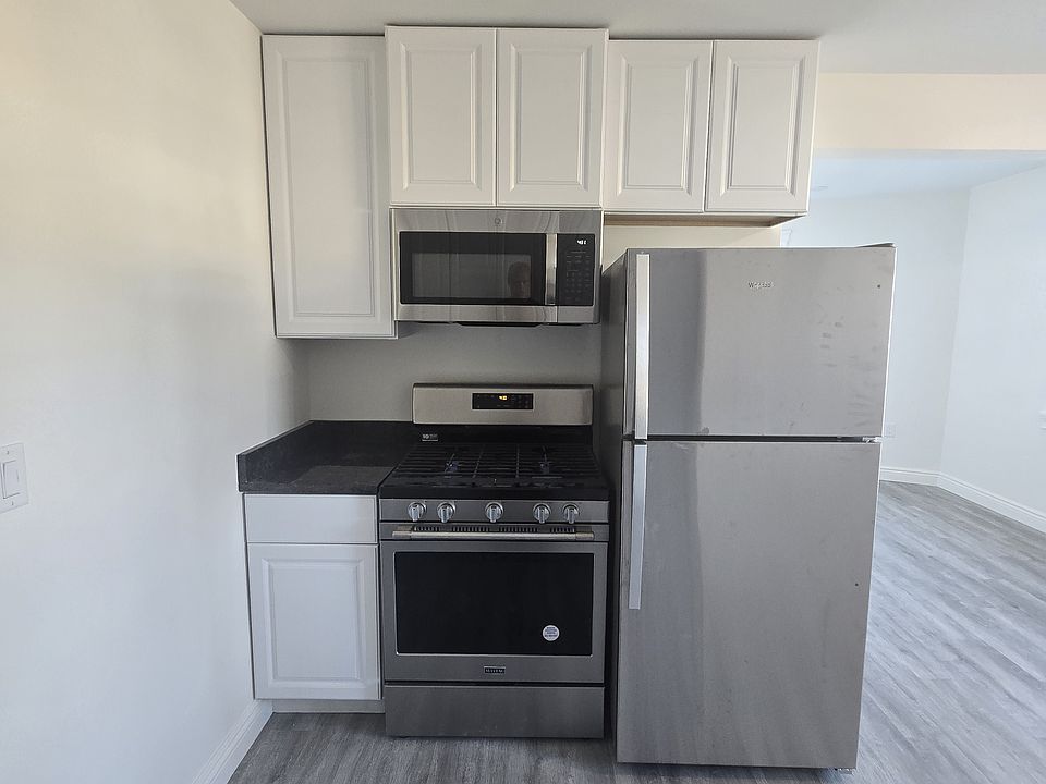 Stove / Refrigerator / Cabinets