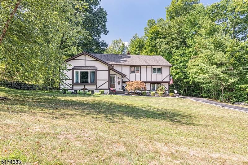 1st image of 23 Camelot Dr