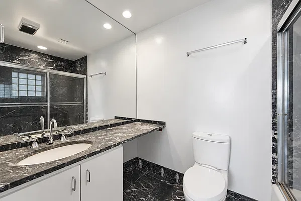 Bathroom, photo 2