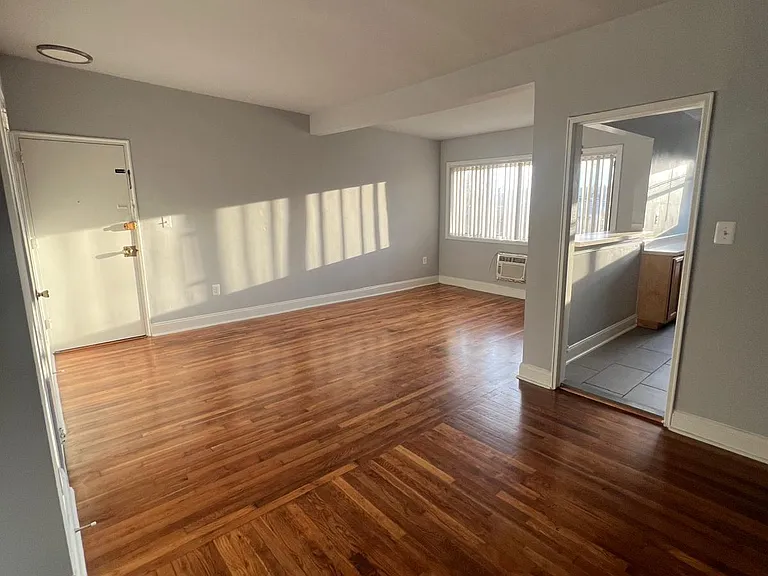 Tudor Place Apartments — Photo 3