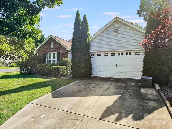 9928 Highlands Crossing Dr, Charlotte, NC 28277