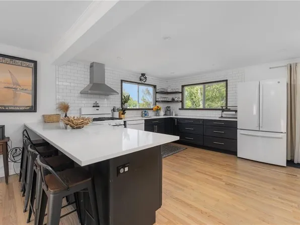 30 Lock Ln, Portsmouth, RI 02871