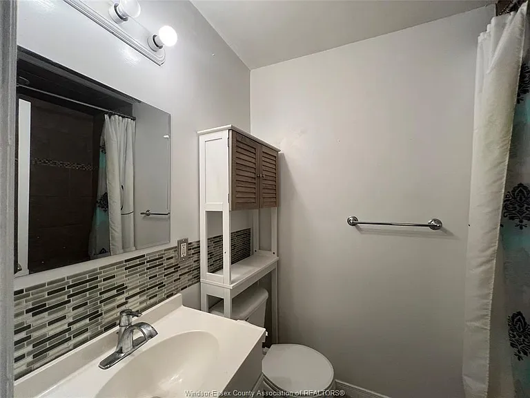 1464 Bayswater Cres — Photo 13