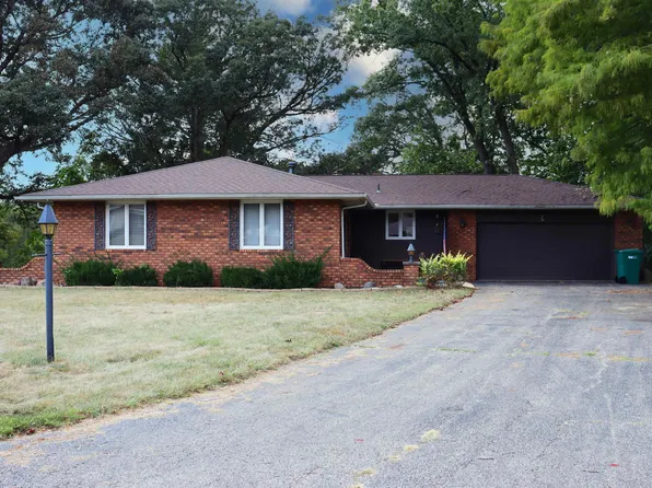 32 Olympia Fields Dr, Pekin, IL 61554