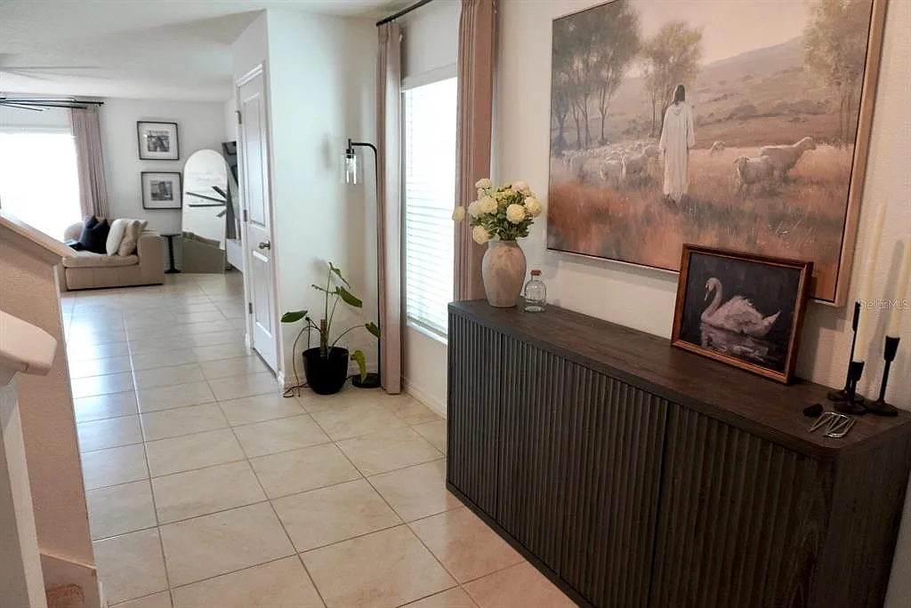 4 bed, 2.5 bath, 2328 sqft, $2,600 — Photo 3