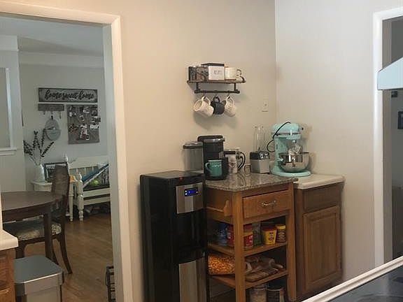 4th image of 927 Woodlawn Ave