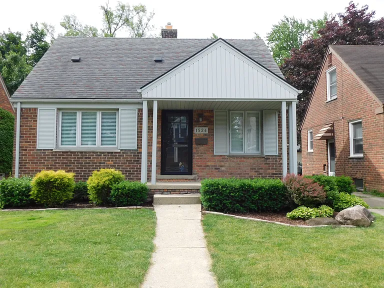1524 Emmons Ave — Photo 1