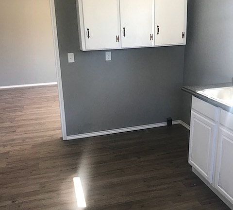 4th image of 708 E Avenue C