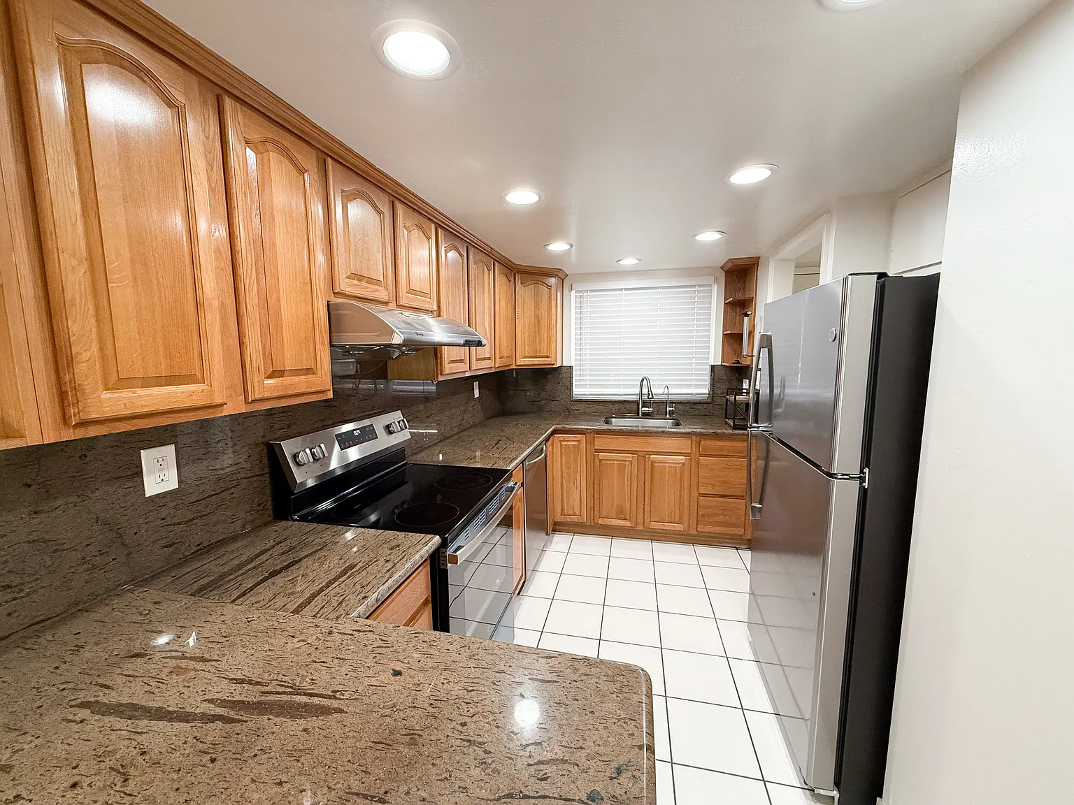 3 bed, 1.5 bath, 1130 sqft, $3,500 — Photo 2