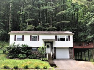221 Hunter Ridge Rd, Mount Hope, WV 25880