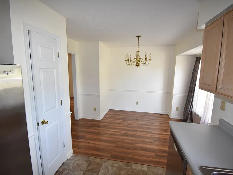 121 Sprucepine Dr — Photo 9