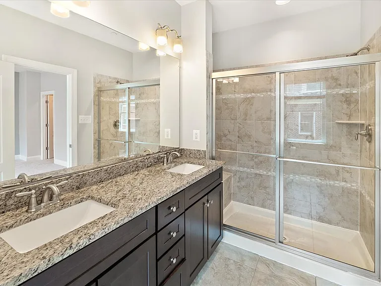 Primary En-Suite Bath