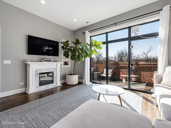3rd image of 2712 W Montrose Ave #3W