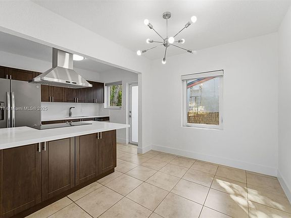 4th image of 570 NW 49th St #570