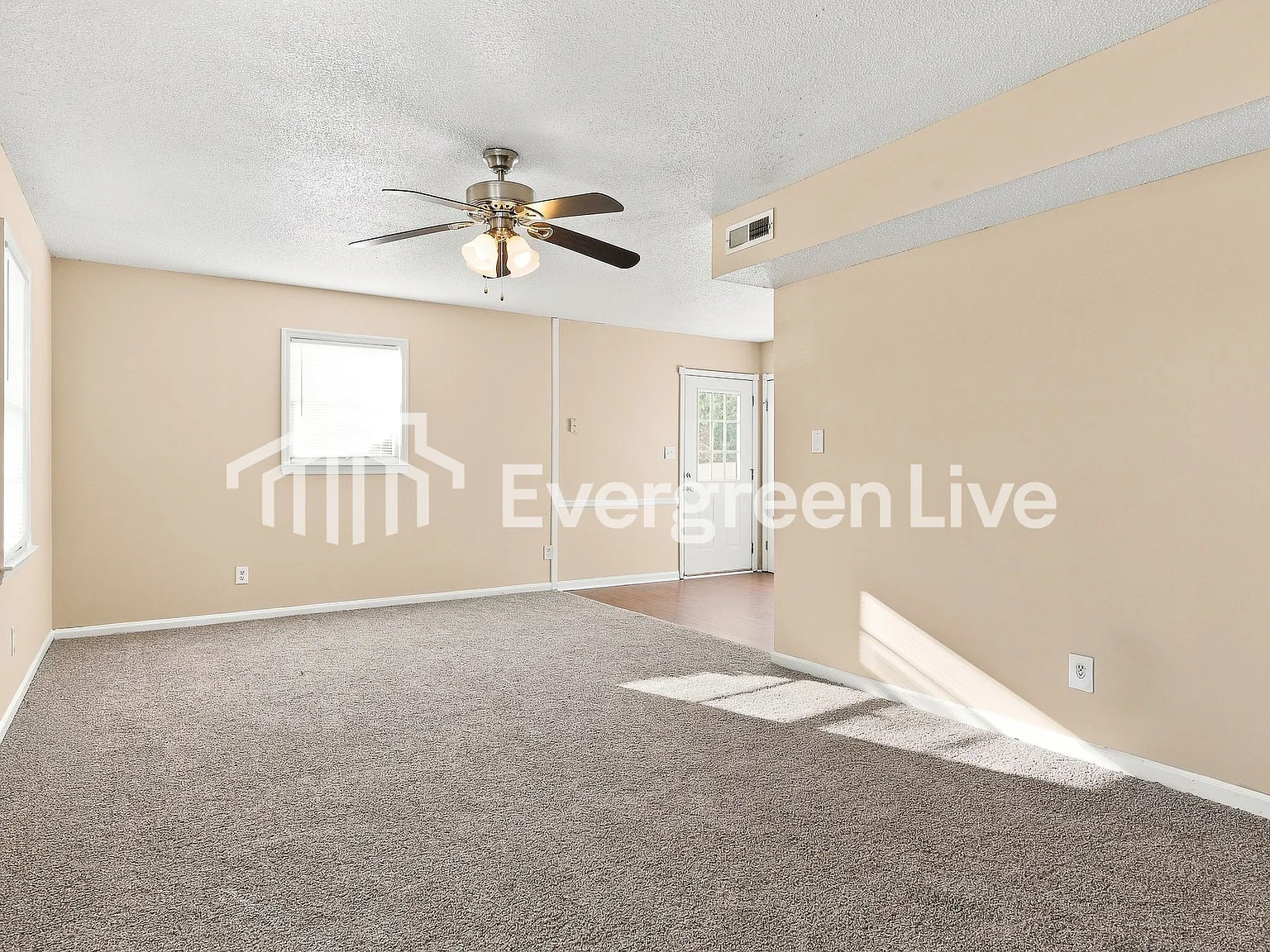 3 bed, 1.5 bath, 1056 sqft, $1,295 — Photo 4