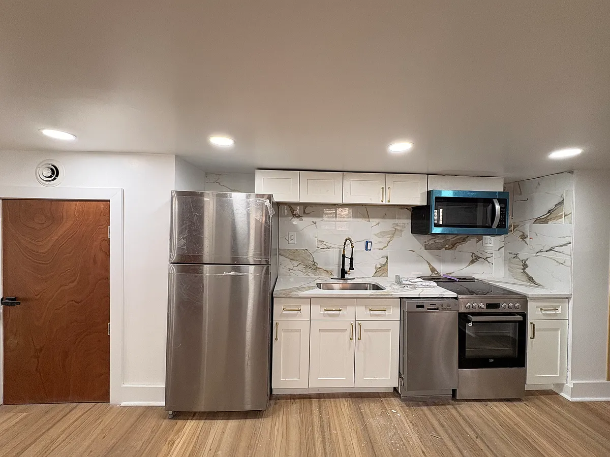 Building Photo - 5834-5836 Phillips Ave #1
