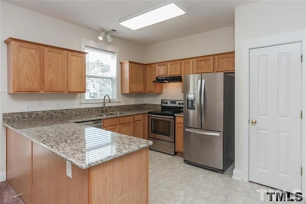 3 bed, 2.5 bath, 1344 sqft, $1,900 — Photo 3