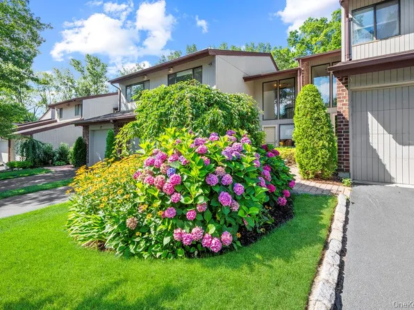 16 Club Dr S #16, Jericho, NY 11753