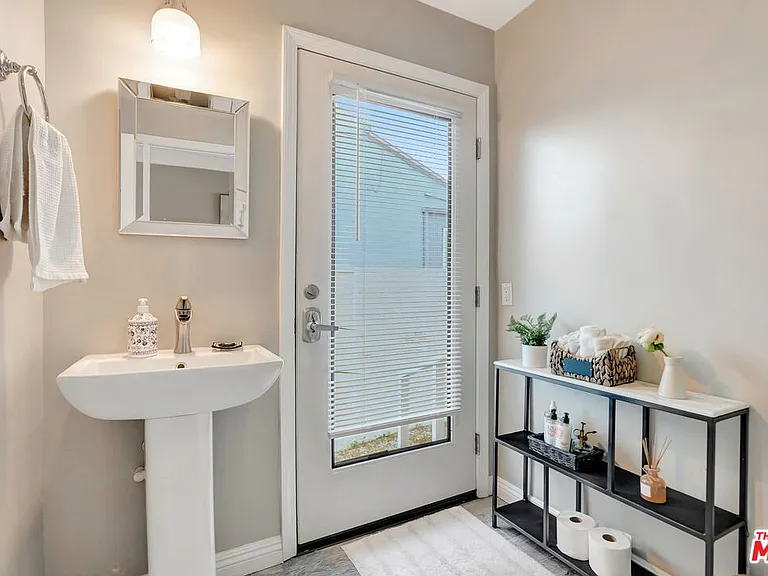 4952 Placidia Ave — Photo 38