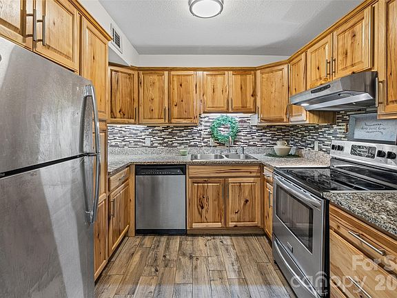 2nd image of 2636 Park Rd APT B