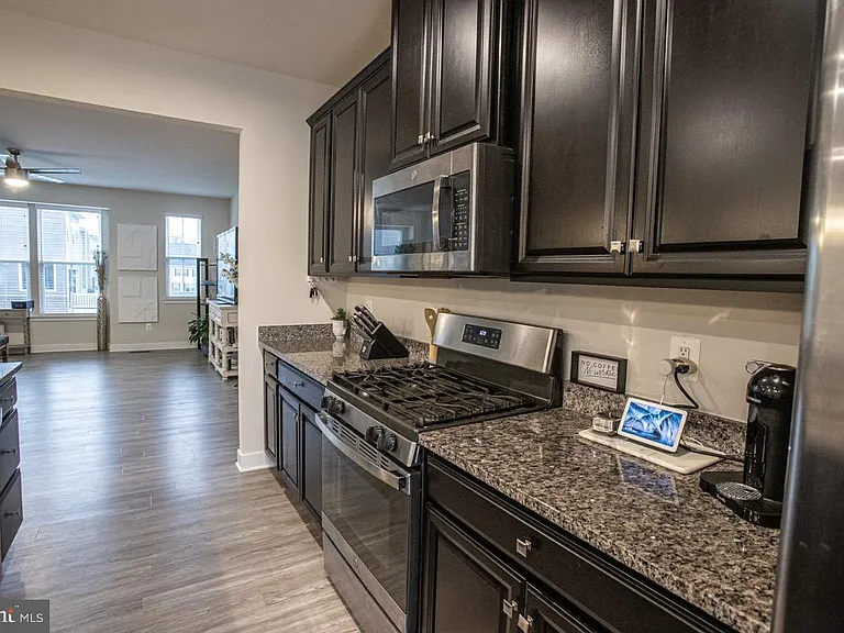 7821 Cove Point Dr — Photo 9