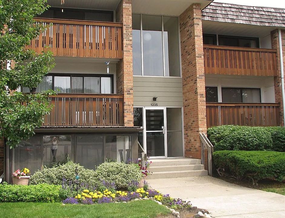 1st image of 1235 S Maple Rd APT 304