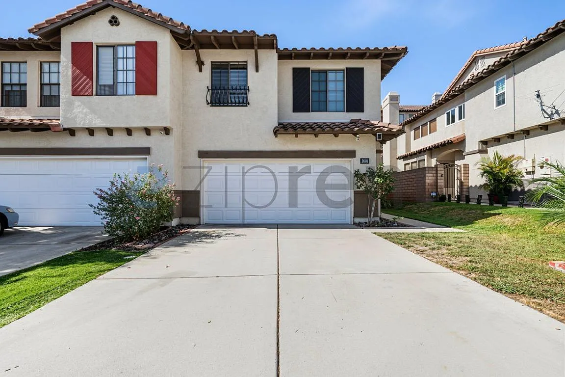 3 bed, 2.5 bath, 1471 sqft, $3,450 — Photo 1