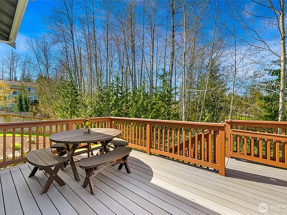 5th image of 544 Midwood Court