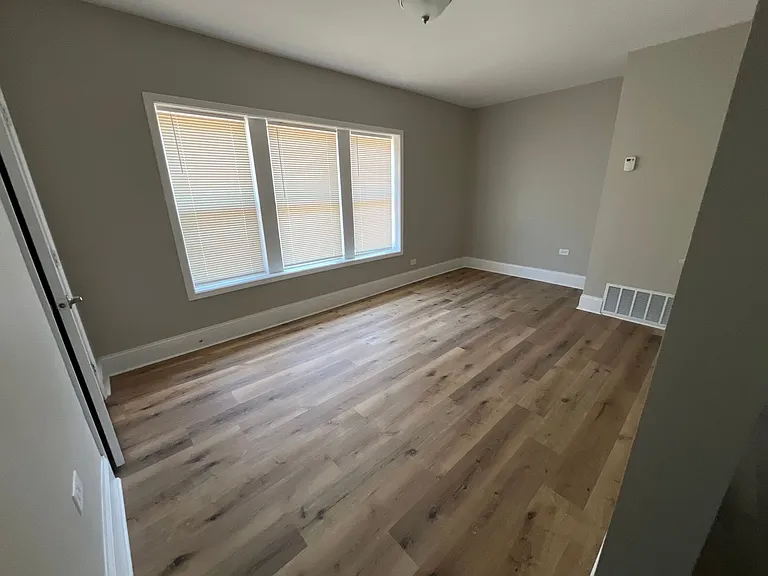 3434 W Montrose Ave — Photo 2