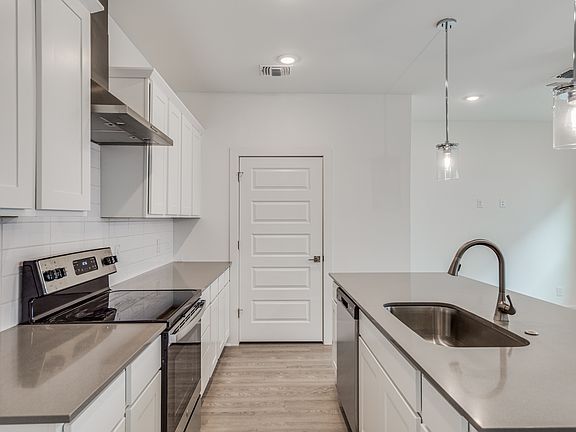 3rd image of 252 Cornell Ave Building 4