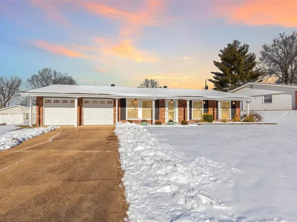 4823 Holmeswood Ct, Saint Louis, MO 63128