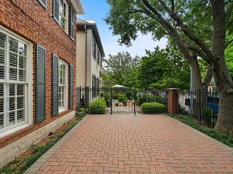 5136 Chevy Chase Dr — Photo 3