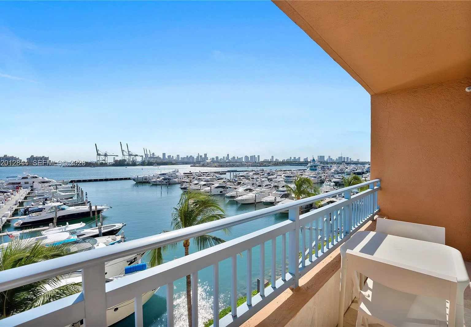 Yacht Club At Portofino C — Photo 2
