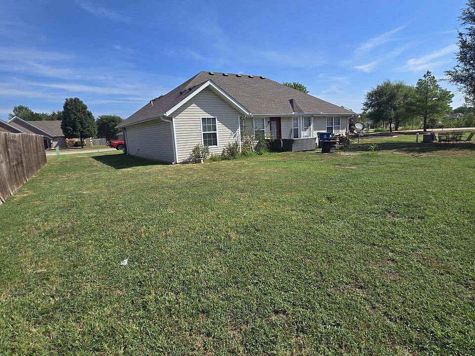 2nd image of 816 Nicholas Ln