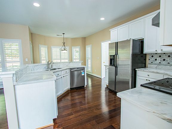 5th image of 2983 Montview Dr SW