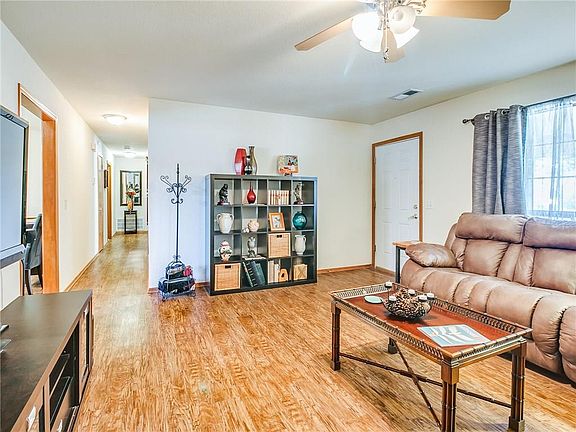 3rd image of 2005 Burgundy Ct
