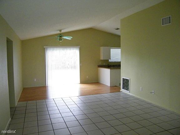 3rd image of 631 SW Pueblo Ter