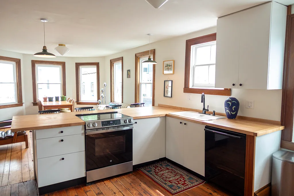 3 bed, 1.5 bath, 1325 sqft, $3,000 — Photo 3