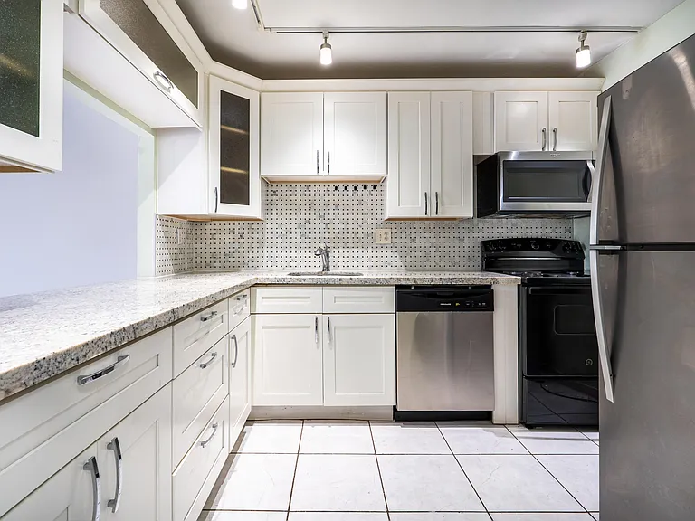 2200 E Hallandale Beach Blvd #202 — Photo 14