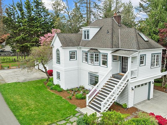 Large corner lot>