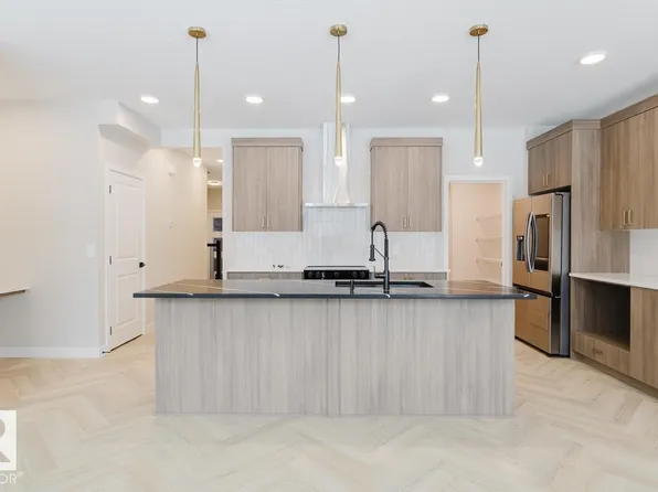 25 Cessy St, Saint Albert, AB T8T 2E2